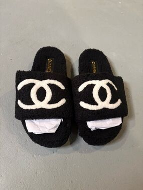 CHANEL CC Women’s Slides 8